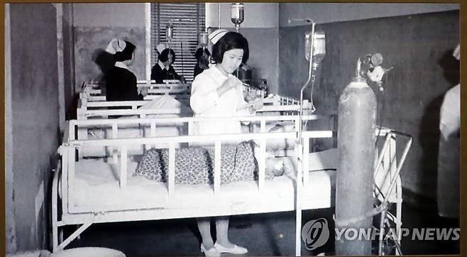 1960년대 파독 간호사 독일 생활 [대한민국역사박물관 제공] 1960년대 파독 간호사 독일 생활
    (서울=연합뉴스) 조보희 기자 = 1960년대 파독 간호사들의 현지생활.
    1950년대 후반~1970년대 중반 간호사와 간호조무사 12,000여 명이 서독(독일)으로 노동이주를 떠났다. 독일 병원에서의 간호업무는 의료업무보다는 환자 보살핌에 치중하였다. 하루 3~4시간씩 자면서 모은돈을 조국의 가족에게 송금하였고 외화수입은 산업화에 크게 기여하였다.  2022.3.16[대한민국역사박물관]