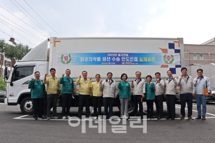 한국유나이티드제약 강원호 대표(가운데), 식품의약품안전처 오유경 처장(가운데 초록색 상의) 등 관계자들이 을지연습 후 단체사진을 촬영하고 있다.  (사진=한국유나이티드제약)