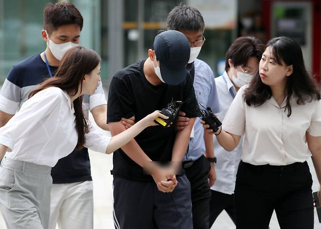 직장인 온라인 커뮤니티에서 경찰청 직원을 사칭해 살인 예고를 올렸다 체포된 30대 회사원 A씨가 구속영장 심사를 받기 위해 24일 서울동부지방법원으로 출석하고 있다.(사진=뉴시스)