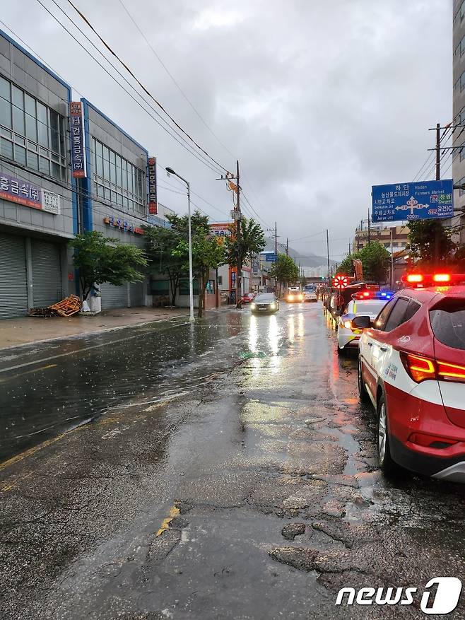 사상구 감전동 도로침수 현장(부산소방재난본부 제공)