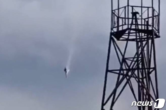 철제 구조물 뒤로 추락하고 있는 비행기. 2023.8.24 ⓒ AFP=뉴스1 ⓒ News1 우동명 기자