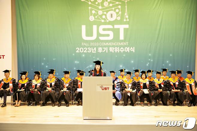 UST-ETRI 스쿨 이명주 박사가 UST 2023년 후기 학위수여식에서 한국산업기술진흥협회장상 수상 후 대표연설을 하고 있다.(UST 제공)/뉴스1