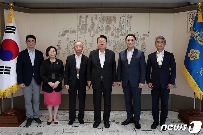 윤석열 대통령이 24일 용산 대통령실 청사에서 열린 법학전문대학원협의회 오찬 간담회에서 참석자들과 기념촬영을 하고 있다. 왼쪽부터 주진우 법률비서관, 정현미 이화여자대 법학전문대학원장, 호문혁 서울대 명예교수, 윤 대통령, 이상경 법학전문대학원협의회 이사장, 김종보 서울대 법학전문대학원장. (대통령실 제공) 2023.8.24/뉴스1 ⓒ News1 오대일 기자