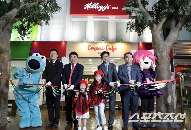 키자니아 서울의 켈로그 '키즈 시리얼 카페' 체험관 앞에서 열린 리뉴얼 오픈식에서 농심켈로그 마케팅팀 임동환 상무(왼쪽부터), 정인호 대표이사?사장과 키자니아 코리아 강재형 대표, 이호윤 이사 등이 테이프 커팅을 하고 있다.