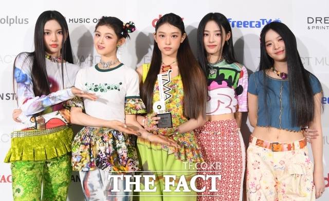 그룹 뉴진스가 넷플릭스 새 시리즈 '너의 시간 속으로' OST를 가창한다. /더팩트 DB