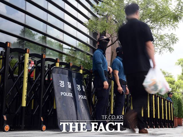24일 서울 종로경찰서는 이날 오후 1시14분께 공동건조물 침입 등의 혐의로 '후쿠시마 오염수 투기 반대 대학생 원정단'(원정단) 회원 16명을 체포했다고 밝혔다. 사진은 지난 17일 서울 종로구 주한 일본대사관 앞에서 경계근무를 서고 있는 경찰들의 모습. /이새롬 기자