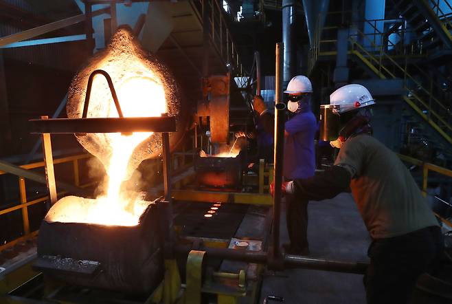경기도 김포의 한 주물 공장에서 직원들이 작업하는 모습. /장련성 기자