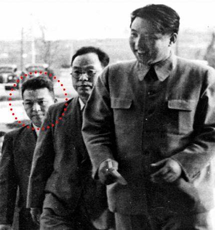 김일성과 함께 평양 회의장 들어서는 김원봉 - 북한 정권 수립(1948년 9월) 초기 주석단의 모습. 오른쪽부터 북한 김일성 수상, 남로당 당수를 지내다 월북한 박헌영 부수상 겸 외무상, 김원봉(붉은 원 표시) 국가검열상이 평양의 회의장으로 들어서고 있다. 문재인 정부는 김원봉을 '대한민국 국군의 뿌리'라고 주장하면서 국가유공자로 추서하려고 했다가 국민적 반발에 막혀 실패했다. /한국학중앙연구회