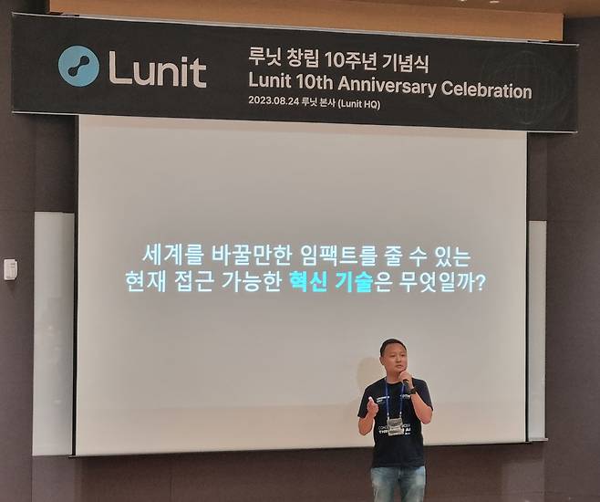 루닛의 창업자이자 최대 주주인 백승욱 이사회 의장이 24일 서울 강남역 인근 본사에서 창립 10주년을 기념한 기자간담회에서 ‘루닛 설립 배경’을 설명하고 있다. /김양혁 기자