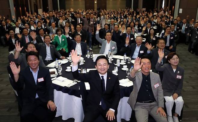 원희룡 국토교통부 장관이 24일 서울 영등포구 공군호텔에서 열린 보수포럼 '새로운 미래를 준비하는 모임(새미준)' 정기세미나에서 국토교통 주요청책 추진방향 주제 강연에 앞서 기념촬영을 하고 있다. ⓒ뉴시스