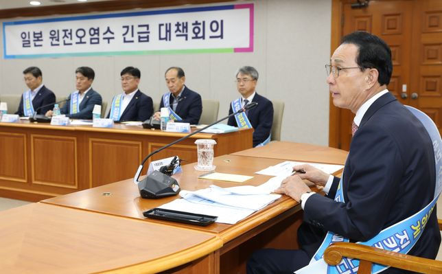 노동진(맨 오른쪽) 수협중앙회장이 24일 수협중앙회 본사에서 '일본 원전오염수 긴급 대책회의'를 주재하고 있다.ⓒ수협중앙회