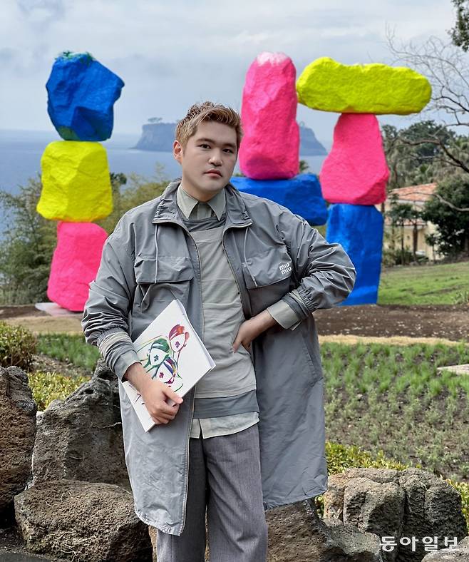 패션일러스트레이터 김재석 작가는 구찌와 디올, 펜디 등 세계적인 명품브랜드 가운데 협업을 하지 않는 회사를 찾기 힘들 정도로 패션업계에서 각광받는 아티스트다. 그는 “자신의 스타일을 잘 지키면서도 해당 브랜드를 깊이 이해하고 상품적 가치도 높이는 균형점을 잘 잡는 게 중요하다”고 했다.  사진제공 김재석 작가