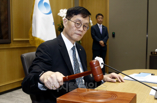 이창용 한은 총재가 지난달 서울 중구 한국은행에서 열린 금융통화위원회 본회의에서 의사봉을 두드리고 있다. 사진공동취재단.