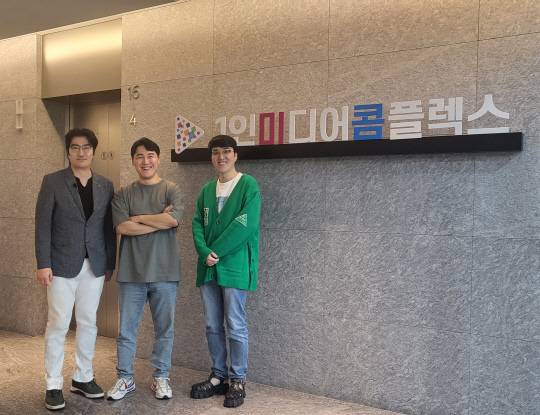 서울역 그랜드센트럴 빌딩에 위치한 한국전파진흥협회의 크리에이터 미디어지원 센터에서 운영하는 '1인 미디어 콤플렉스' 입구에서 (왼쪽부터) 광운대 OTT 미디어 전공 이희대 교수, 트리니들 이형열 부대표, 트리니들의 '스티키밤' 서비스 어드바이저이자 크리에이터인 최케빈(최광수) 유튜버가 '희대의 NOW 구독중' 촬영을 마치고 포즈를 취하고 있다.