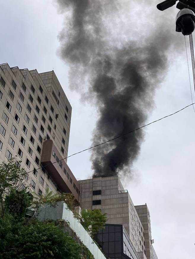 24일 서울 강남역 인근 르메르디앙호텔(옛 리츠칼튼호텔)에 화재가 발생해 건물에서 연기가 나고 있다. /사진=김경수 기자