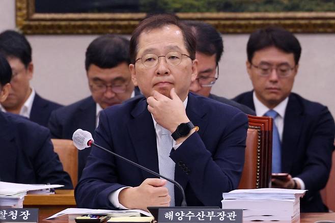 (서울=연합뉴스) 임화영 기자 = 조승환 해양수산부 장관이 24일 국회에서 열린 농림축산식품해양수산위원회 전체회의에서 생각에 잠겨 있다.