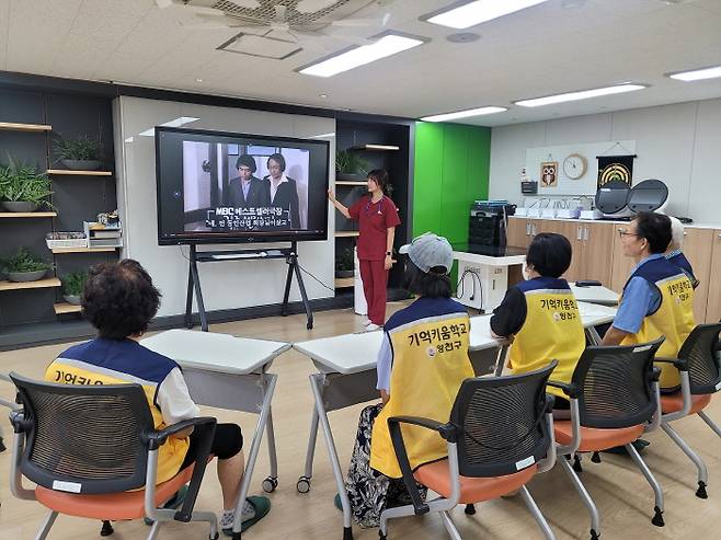 방송사 과거 영상기반 맞춤형 회상요법 프로그램 실증 현장. 양천구청 제공