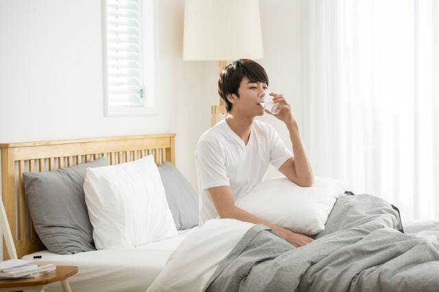 아침에 일어났을 때 물을 마시는 등의 사소한 습관이 건강 효과를 가져다줄 수 있다./사진=클립아트코리아