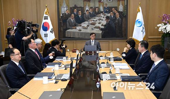 이창용 한국은행 총재가 24일 서울 중구 한국은행에서 열린 금융통화위원회를 주재하고 있다. [사진=사진공동취재단]