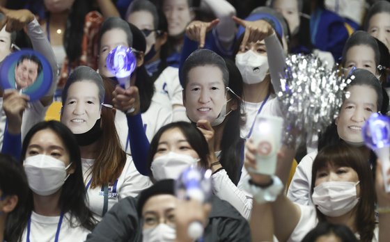 지난해 8월 서울 올림픽공원 체조경기장에서 열린 더불어민주당 제5차 정기전국대의원대회에 참석한 권리당원들이 각자 응원하는 최고위원 후보의 이름을 연호하고 있다. 김성룡 기자