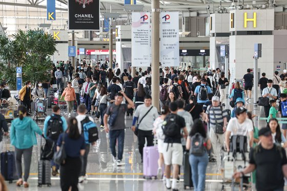 지난달 24일 오후 인천국제공항 제1여객터미널 출국장이 이용객으로 북적이고 있다. 연합뉴스