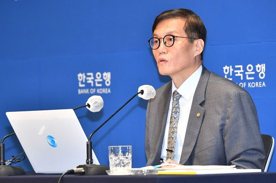 이창용 한국은행 총재가 24일 서울 중구 한국은행에서 8월 금통위 금리 결정에 대한 기자간담회를 하고 있다.  이날 금통위는 현행 연 3.50%인 기준금리를 유지하기로 했다. 지난 2월, 4월, 5월, 7월에 이은 5연속 동결이다. 뉴스1