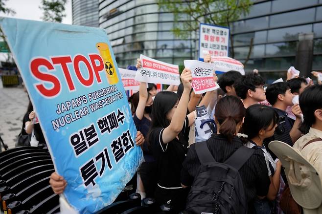 ▲일본대사관 진입시도 대학생 16명 체포 사진 : 연합뉴스