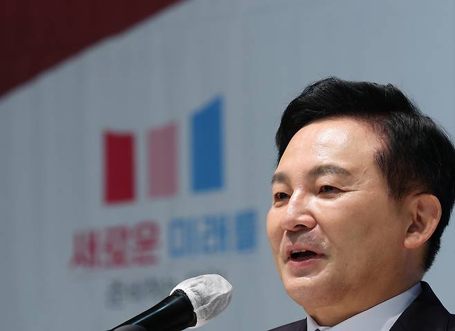 원희룡 국토교통부 장관이 24일 오전 서울 영등포구 공군호텔에서 열린 ‘새로운 미래를 준비하는 모임(새미준)’ 조찬 정기세미나에서 ‘부동산과 교통정책’을 주제로 특강하고 있다. 연합뉴스