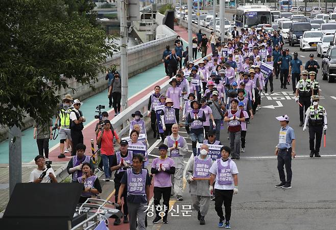 삼보일배에 참여한 이들이 마포대교를 지나 국회로 향하고 있다.