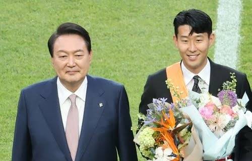 윤석열 대통령이 2일 오후 서울 마포구 서울월드컵경기장에서 아시아 선수 최초로 잉글랜드 프로축구 프리미어리그 득점왕에 오른 손흥민 선수에게 체육훈장 가운데 최고 등급인 청룡장을 수여한 뒤 기념촬영을 하고 있다.2022.6.2