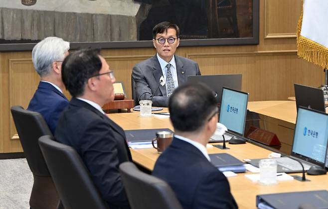 이창용 한국은행 총재가 24일 서울 중구 한국은행에서 열린 금융통화위원회를 주재하고 있다./사진=공동취재단