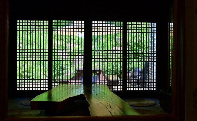 한옥 카페 ‘춘운서옥’의 150년 된 고택 누마루에 앉아서 바라본 창밖 모습.
