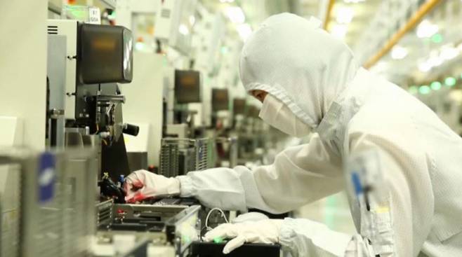 세계 최대의 반도체 생산기지인 삼성전자 평택캠퍼스의 직원이 제조라인에서 작업하고 있다. [삼성전자 영상]