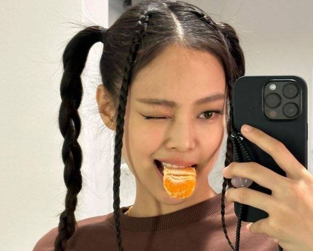 인기 걸그룹 블랙핑크 제니가 아이폰을 들고 있는 모습. [제니 공식 인스타그램]