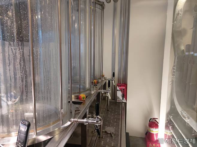 서울 중구 신당동에 위치한 춘풍양조장의 모습. 탭을 통해 막걸리를 즉석에서 뽑아 마실 수 있는 공간이다. 김희량 기자