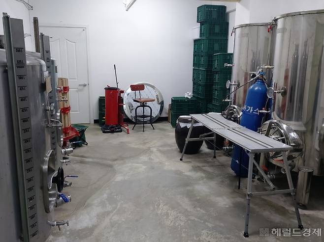 서울 중구 신당동에 위치한 와인 브랜드 머곰의 양조장의 모습. 오른쪽은 1000ℓ짜리 발효탱크다. 김희량 기자