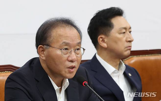 발언하는 윤재옥 국민의힘 원내대표.[서울=뉴시스] 전진환 기자 = 윤재옥 국민의힘 원내대표가 24일 오전 서울 여의도 국회에서 열린 최고위원회의에서 발언하고 있다.  2023.08.24. amin2@newsis.com