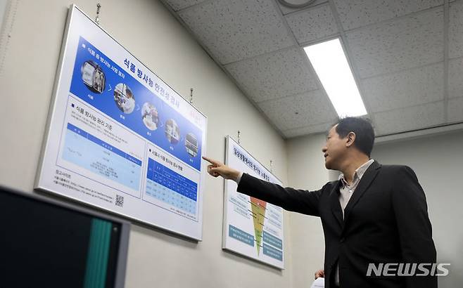 [서울=뉴시스] 김선웅 기자 = 오세훈 서울시장이 24일 서울 서초구 서울특별시 보건환경연구원을 방문해 오염수 방류 관련 방사능 검사 현장에서 식품 방사능 안전성 검사 절차를 확인하고 있다. 2023.08.24. mangusta@newsis.com