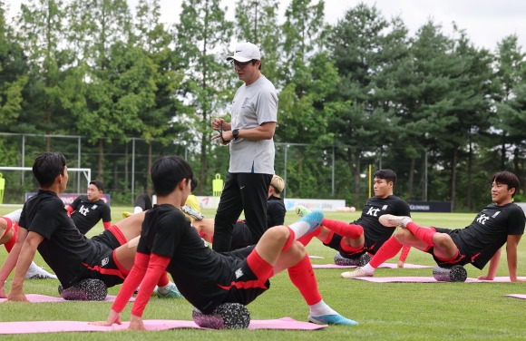 선수들과 대화하는 황선홍 - 항저우 아시안게임 남자축구 국가대표팀 황선홍 감독이 지난달 25일 경기 파주 NFC(대표팀트레이닝센터)에서 열린 대표팀 훈련 중 선수들과 대화하고 있다. 2023.7.25 연합뉴스