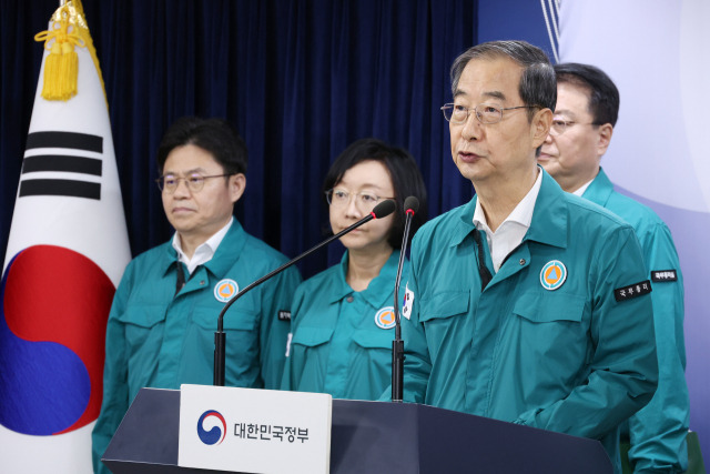 한덕수 국무총리가 24일 오후 서울 종로구 정부서울청사에서 후쿠시마 원전 오염수 방류 관련 대국민 담화를 발표하고 있다. 일본 정부와 도쿄전력은 이날 후쿠시마 제1원자력발전소 오염수의 해양 방류를 시작했다.연합뉴스