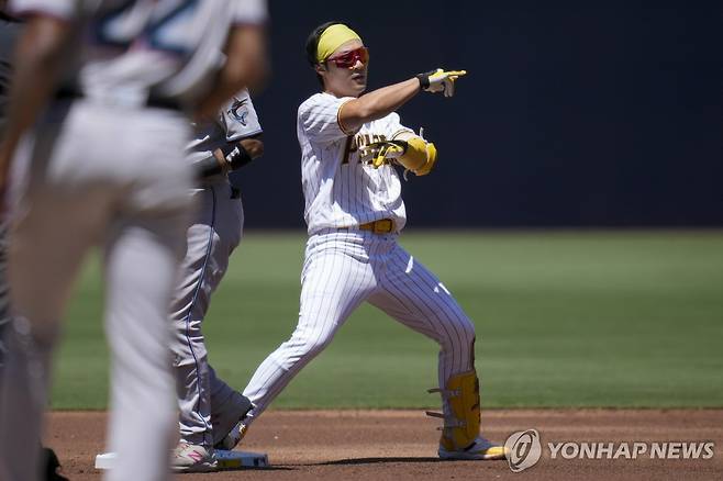 1회 2루타를 치고 헬멧이 벗겨진 채 춤추는 김하성 [AP=연합뉴스]