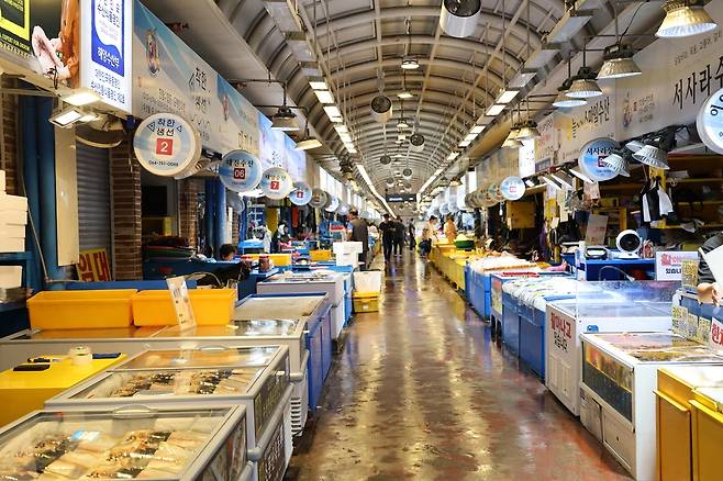 한산한 제주동문시장 (제주=연합뉴스) 백나용 기자 = 후쿠시마 제1원자력발전소 오염수 해양 방류가 예정된 24일 오전 제주시 동문수산시장이 한산한 모습이다. 2023.8.24 dragon.me@yna.co.kr