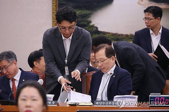 자료 전달받는 조승환 해수부 장관 (서울=연합뉴스) 임화영 기자 = 조승환 해양수산부 장관이 24일 오전 국회에서 열린 농림축산식품해양수산위원회 전체회의에서 부처 관계자로부터 자료를 전달받고 있다. 2023.8.24 hwayoung7@yna.co.kr