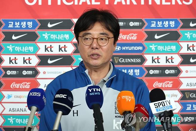 항저우 아시안게임 축구대표팀 출국 (영종도=연합뉴스) 최재구 기자 = 황선홍 감독이 이끄는 항저우 아시안게임 축구대표팀이 12일 중국과 원정평가전을 치르기 위해 인천국제공항을 통해 출국하며 황감독이 인터뷰를 하고 있다. 2023.6.12 jjaeck9@yna.co.kr