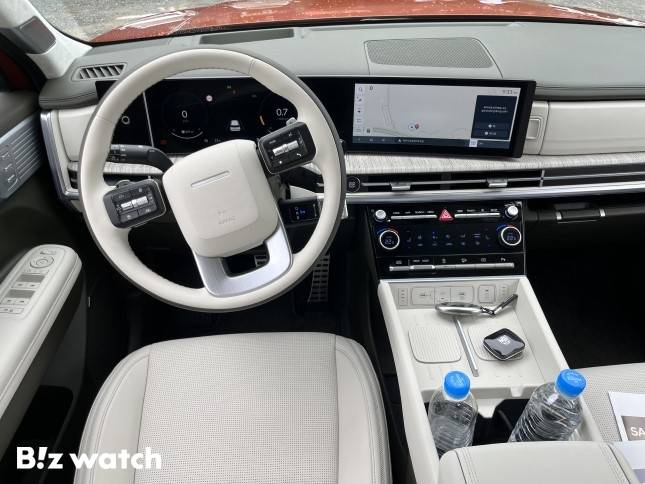 '디 올 뉴 싼타페' 1열 모습. 1열에는 파노라믹 디스플레이, 스마트폰 듀얼 무선충전, 1열과 2열에서 모두 열리는 센터콘솔이 적용됐다./사진=정민주기자