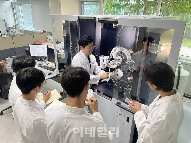 경기대 학생들이 융기원에서 X-선 회절분석기(XRD, X-ray Diffractometer)의 구동 원리에 대한 교육을 진행하고 있는 모습.(사진=차세대융합기술연구원)