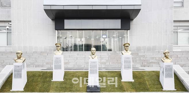 육군사관학교 교내 충무관 앞에 세워진 홍범도·김좌진·지청천·이범석 장군과 이회영 선생의 흉상. 장병들이 사용한 실탄의 탄피 300kg을 녹여 이 흉상을 제작했다. (사진=육군)