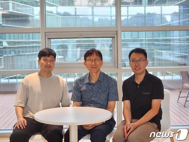 왼쪽부터 서상원 전 IBS 차세대 연구리더(현 DGIST 화학물리학과 교수, 공동 교신저자), 장석복 연구단장(교신저자), 시앙류 선임연구원(제1저자)이 기념촬영을 하고 있다.(IBS 제공)/뉴스1