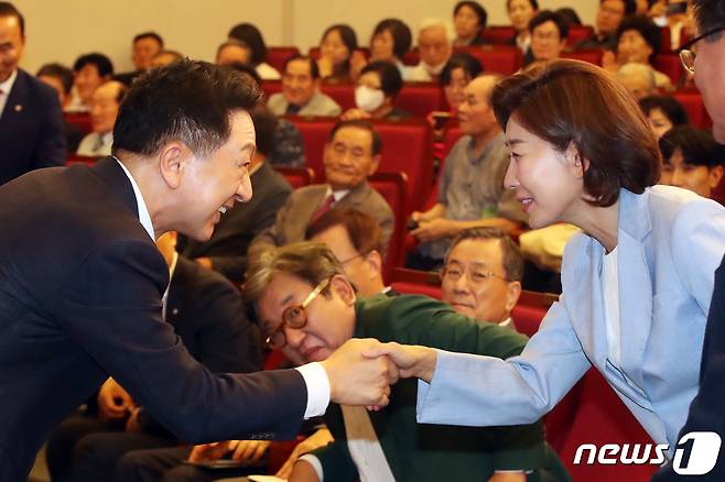 국민의힘 김기현 대표와 나경원 전 의원이 24일 오후 서울 여의도 국회도서관에서 열린 '인구와 기후, 그리고 내일(PACT)' 포럼 창립식에서 악수를 하고 있다. 2023.8.24/뉴스1 ⓒ News1 황기선 기자