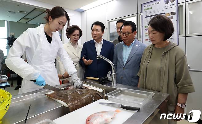 성일종 국민의힘 우리바다 지키기 검증 TF 위원장을 비롯한 위원들이 25일 오후 부산 서구 부산지방식품의약품안전청 감천항수입식품검사소에서 수산물 방사능 검사를 위한 시료 전처리 과정을 지켜보고 있다. 2023.8.25/뉴스1 ⓒ News1 윤일지 기자